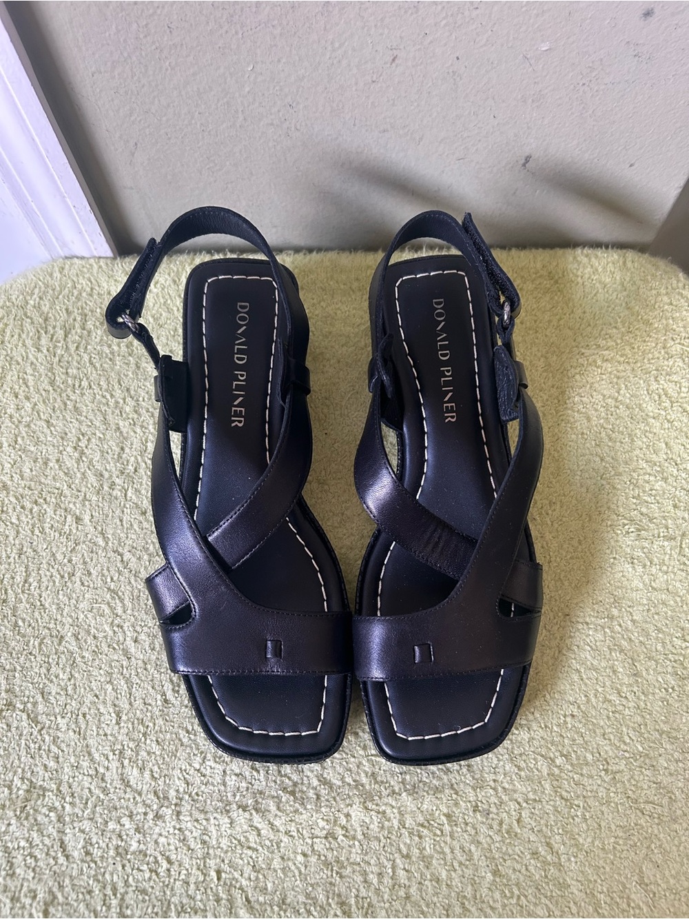 NWOB  Donald Pliner Romin Black Strappy Heel Sandals Sz 8